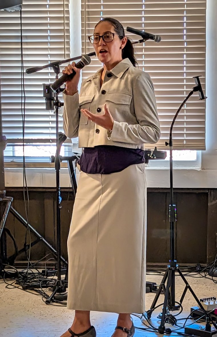 Rommy Kushner speaking at a community event